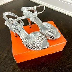 Bella Hanna open toe heels